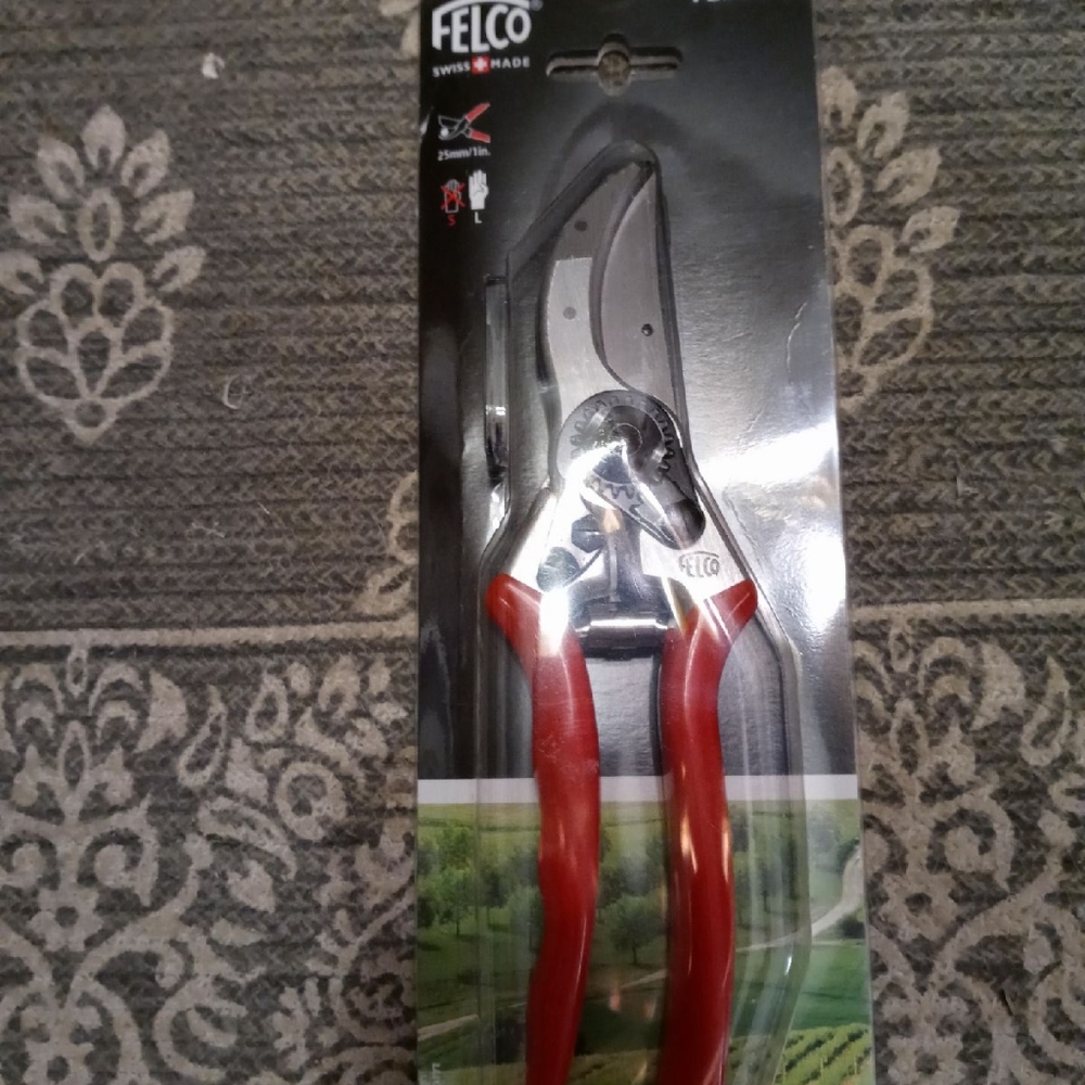New authentic FELCO F2 hand pruning shears. Swiss made. Sealed in package.